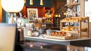 Mostrador de panadería con pasteles, botellas y frascos.