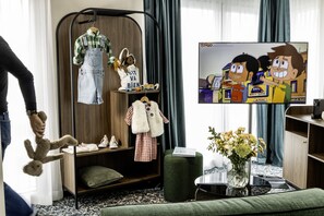 Familierom | Minibar, safe på rommet, blendingsgardiner og lydisolert