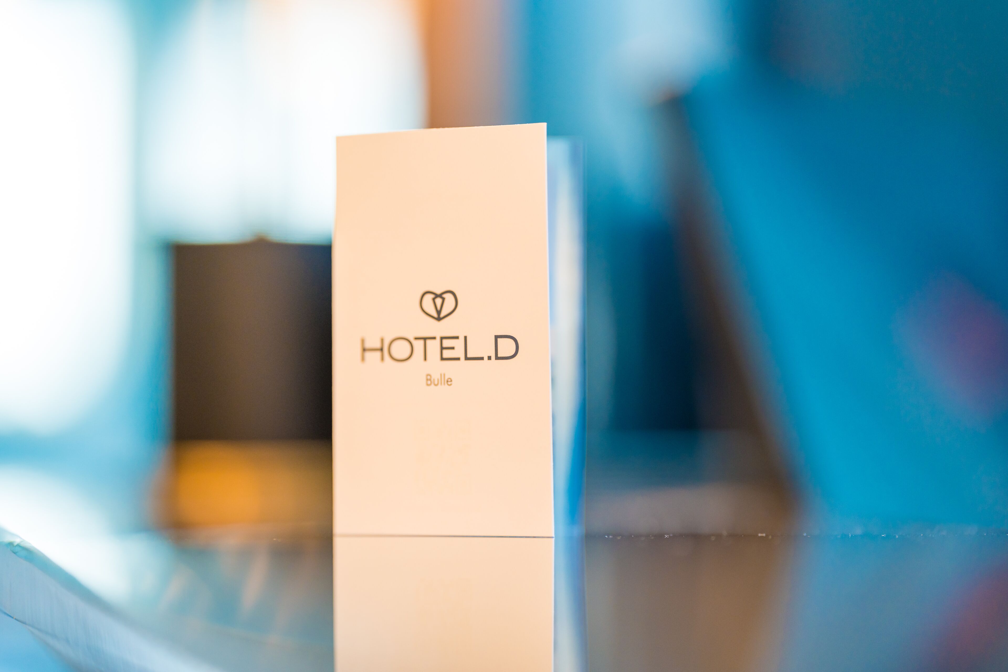 Une brochure de l’hôtel D, avec un logo en forme de cœur et le mot « Bulle » imprimé dessus.