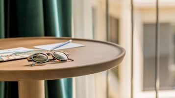 Une table ronde avec une paire de lunettes et un petit livre.