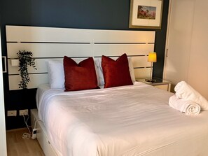 1 bedroom, desk, iron/ironing board, WiFi - Elizabeth Bay Apmnt - Water Views & Free Parking (Elizabeth Bay)