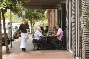 Outdoor dining - Elizabeth Bay Apmnt - Water Views & Free Parking (Elizabeth Bay)
