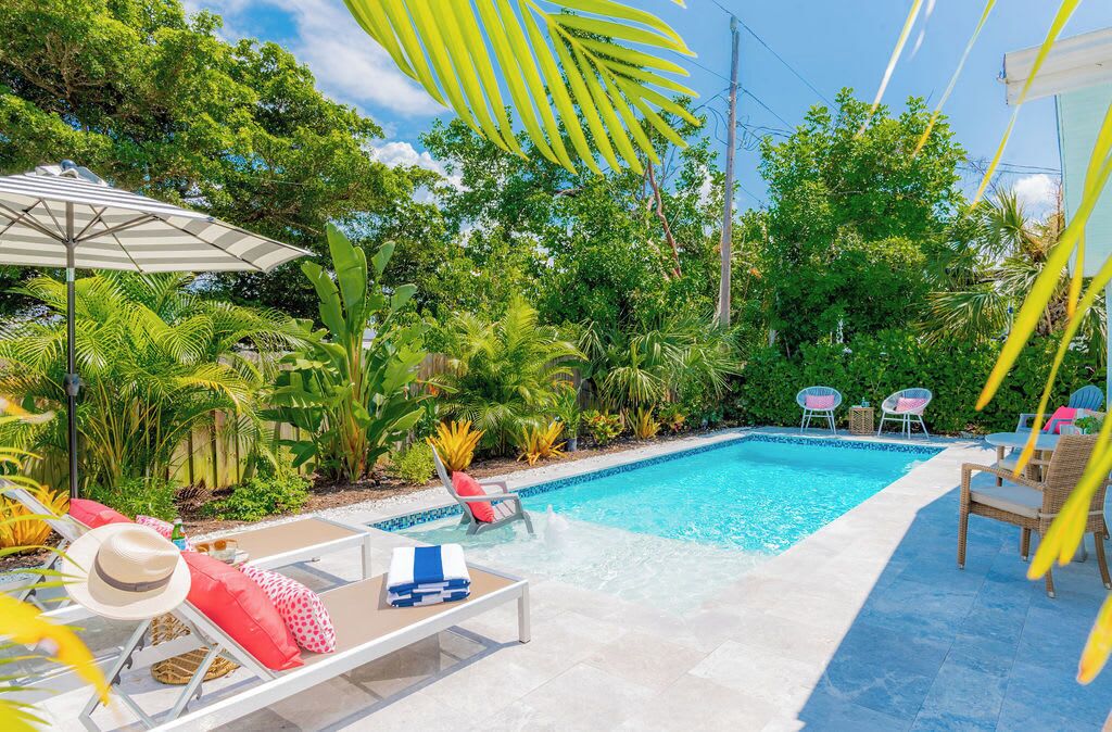 Alberca al aire libre y alberca climatizada