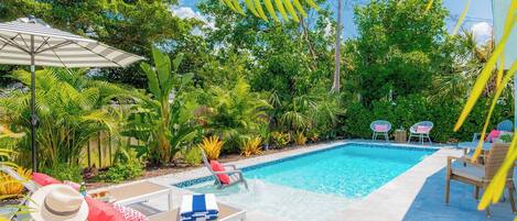 Alberca al aire libre y alberca climatizada