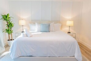 4 slaapkamers, een bureau, een strijkplank/strijkijzer, reisbedje