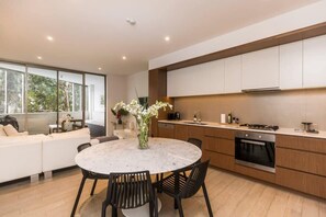 Fridge, microwave, oven, stovetop - Bondi Beach Spacious Lux apmnt + Balcony (Bondi Beach)