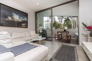 TV, offices - Bondi Beach Spacious Lux apmnt + Balcony (Bondi Beach)