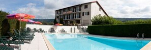 Una piscina al aire libre