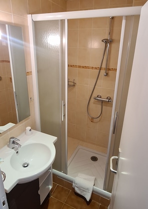 Quadruple Room, Ensuite | Bathroom
