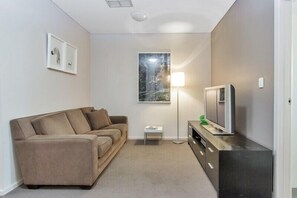 Télévision, lecteur de DVD, espaces bureaux