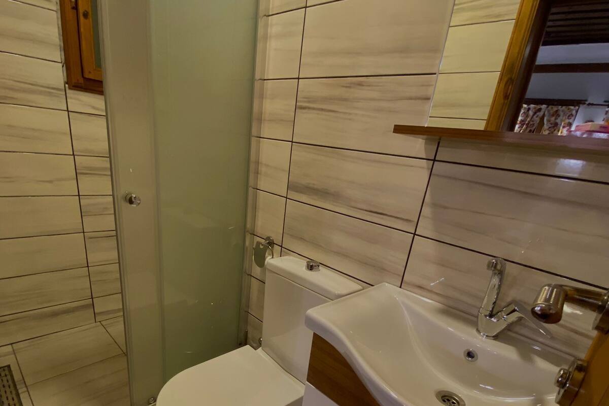 Ducha, artículos de higiene personal gratuitos y secador de pelo