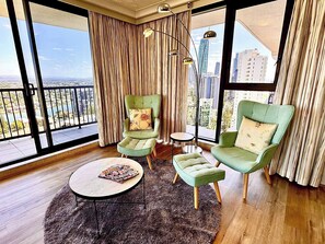 TV, offices - Surfers Paradise Beachfront Pool and Views (Surfers Paradise)