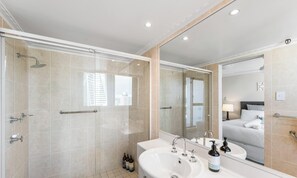 Badekar, hårføner og håndklær