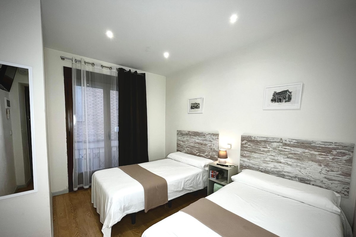 Habitación superior con 2 camas individuales, balcón | Wifi gratis y ropa de cama