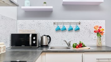 Apartamento (1 Bedroom) | Cozinha privada | Geladeira, micro-ondas, cafeteira/chaleira, chaleira elétrica
