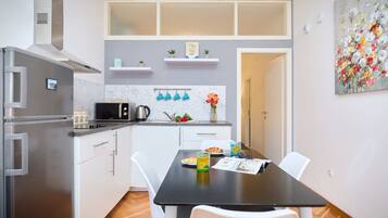 Apartment (1 Bedroom) | In-room dining
