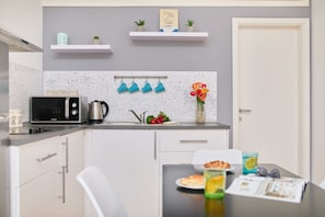 Departamento (1 Bedroom) | Cocina privada | Refrigerador, microondas, cafetera y tetera y tetera eléctrica