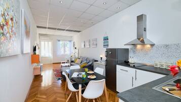 Apartamento (1 Bedroom) | Cozinha privada | Geladeira, micro-ondas, cafeteira/chaleira, chaleira elétrica