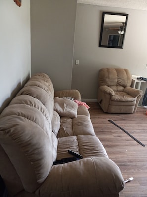 Smart TV, books - Quiet neighborhood (Ocala)