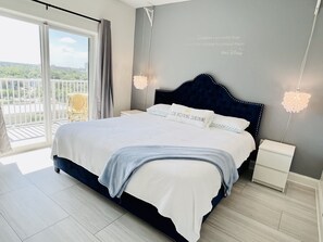 2 bedrooms, iron/ironing board, travel cot, free WiFi - Chic Lakefront Resort just short drive to Disney!  (Orlando)