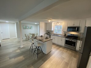 Fridge, microwave, oven, stovetop - THE PRINCESS RANCH IS MODERN AND CENTRAL (Rochester)