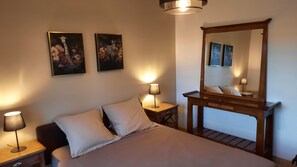 3 bedrooms, iron/ironing board, free WiFi, bed sheets