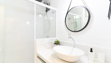 Apartment | Bathroom | Shower, towels