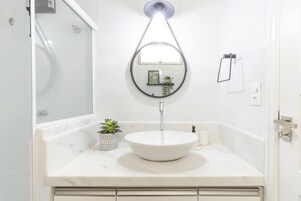 Apartamento | Banheiro | Chuveiro, toalhas de banho