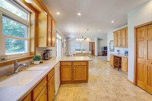 Fridge, microwave, oven, stovetop - Spacious Lakefront Retreat on All-Sports Lake w/ Private Dock (Grand Junction)