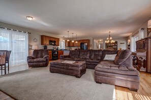 TV, fireplace, table tennis, stereo