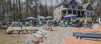 Lakefront Lodge sleeps 18 comfortably