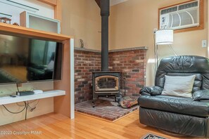 Smart TV, fireplace - 2 minute walk to SKI ON & OFF- Short & long term stays (Tannersville)