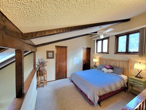 3 bedrooms, free WiFi, bed sheets - 2 minute walk to SKI ON & OFF- Short & long term stays (Tannersville)