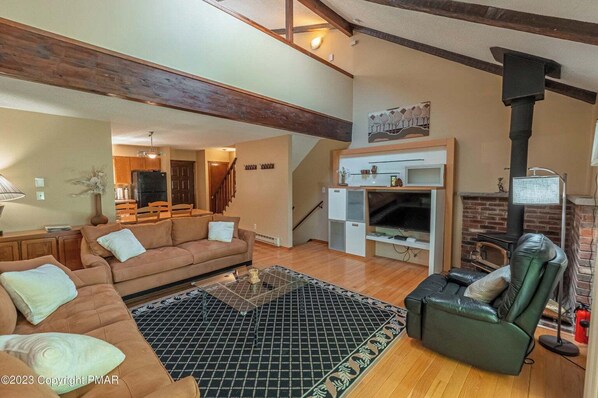 Smart TV, fireplace - 2 minute walk to SKI ON & OFF- Short & long term stays (Tannersville)