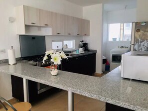 Refrigerador, microondas, parrilla de estufa y cafetera y tetera 