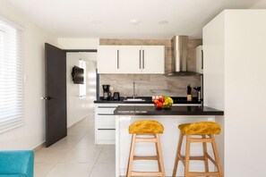 Réfrigérateur, micro-ondes, plaque de cuisson, cafetière/bouilloire