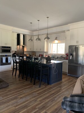 Microondas, horno, placa de cocina y lavavajillas