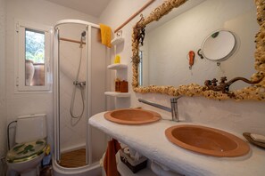 Bañera, secador de pelo, toallas