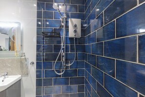 Chalet | Bathroom | Shower, hair dryer, towels