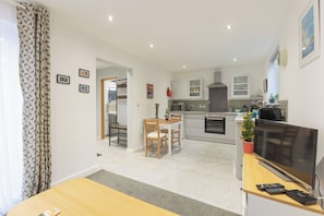 Chalet | Private kitchen | Fridge, microwave, oven, stovetop - 1 Bed Chalet in Bude - Parking & Wifi (Bude)