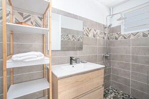 Dusj, håndklær, såpe og toalettpapir