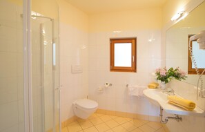 Shower, hair dryer, towels - Schloss Freudenstein (Trentino-Südtirol)