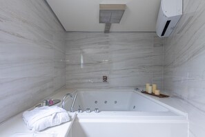 Tina de hidromasaje, secadora de cabello, toallas, jabón 