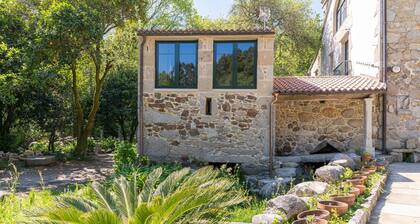 Muiño de Arriba Suite: restored old water mill with jacuzzi