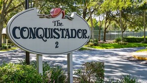 Señalización de 'The Conquistador' con el número 2, rodeada de follaje y árboles.