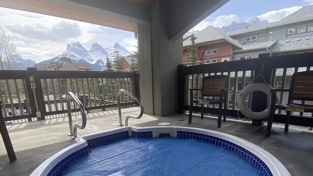 Ein Hallenbad mit Blick auf die Berge im Hintergrund.