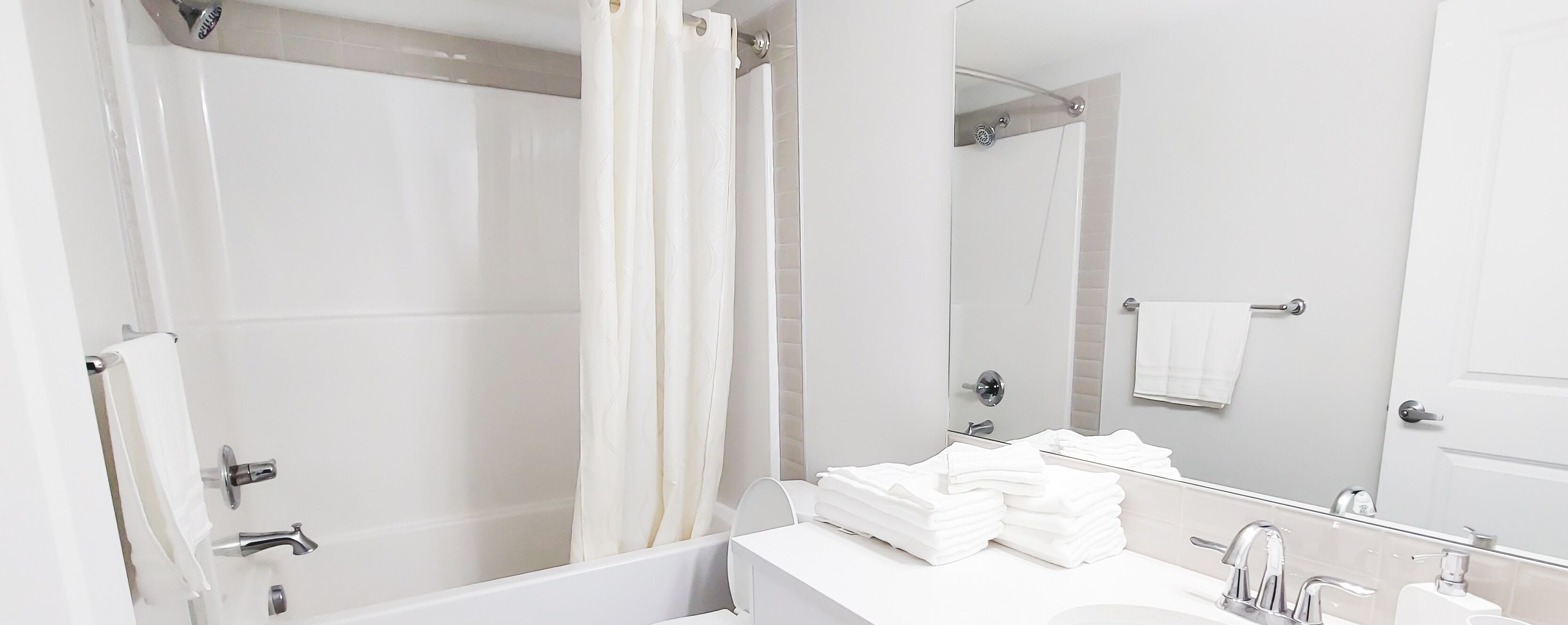 Douche, sèche-cheveux, serviettes fournies, savon