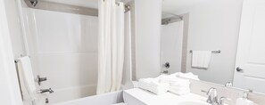 Douche, sèche-cheveux, serviettes fournies, savon