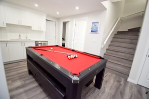 Game room - Cozy 2BR wt. Home Office and Entire Suite (Calgary)