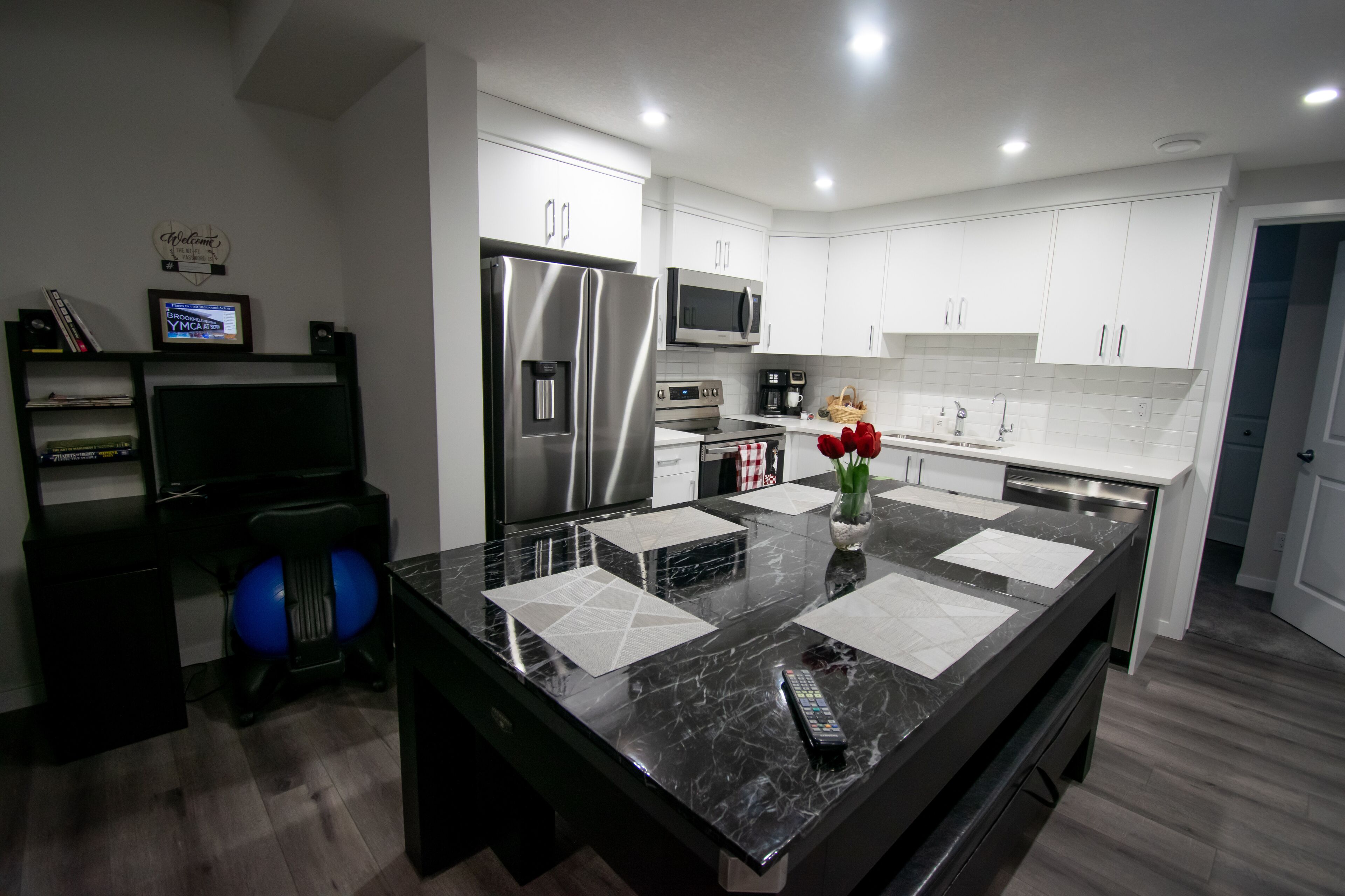 Jääkaappi, mikroaaltouuni, uuni, liesi